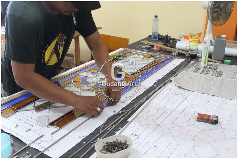 Bahan-Bahan Baku Kaca Patri Untuk Proses Pembuatannya - Kaca Patri